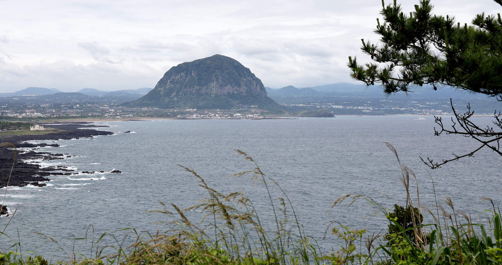 浅海小岛，蔚蓝的海水超清桌面壁纸图片套图5