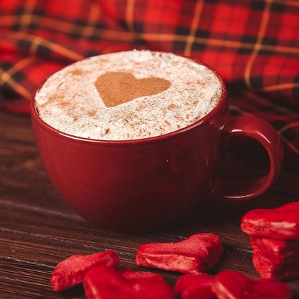 打成爱心形状的卡布奇洛咖啡唯美爱情头像图片
