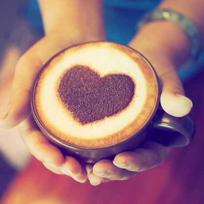 打成爱心形状的卡布奇洛咖啡唯美爱情头像图片