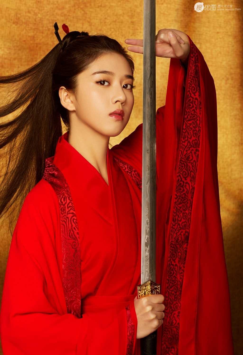 李凱馨红衣长剑古装造型酷美写真图片图片