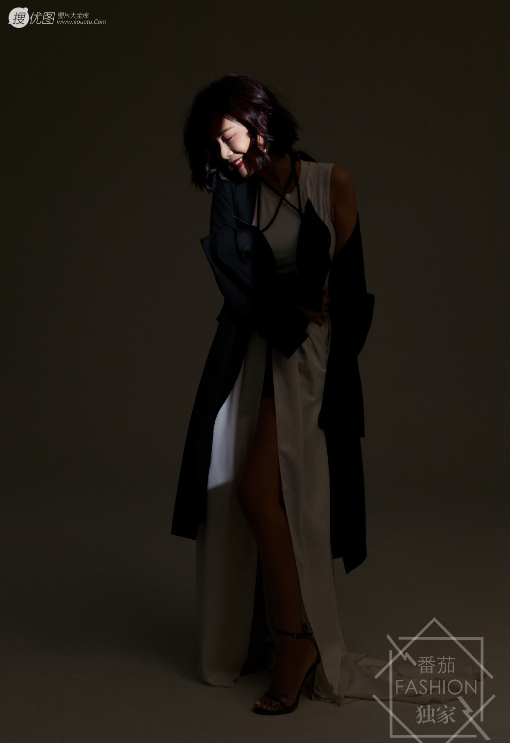 香港女神陈松伶超美演绎黑，灰两套时尚潮流服饰写真图片图片
