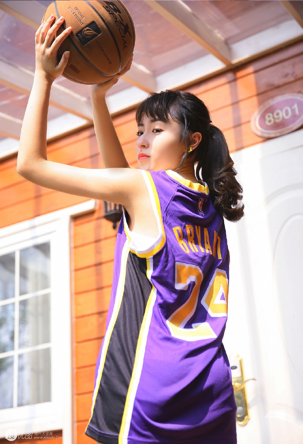 爱打篮球的可爱俏皮萌妹子，穿着24号球衣户外阳光迷人写真套图5