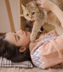 爱逗猫的白皙美腿美少女，穿着毛衣短裤性感私房写真图片组图1