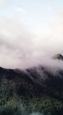 雾蒙蒙的大山森林，高海拔的唯美雪山手机壁纸组图8