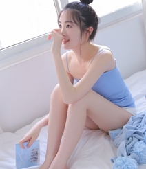 吊带短裤女孩的魅力，可爱型圆脸丸子头少女床上写真图片组图3