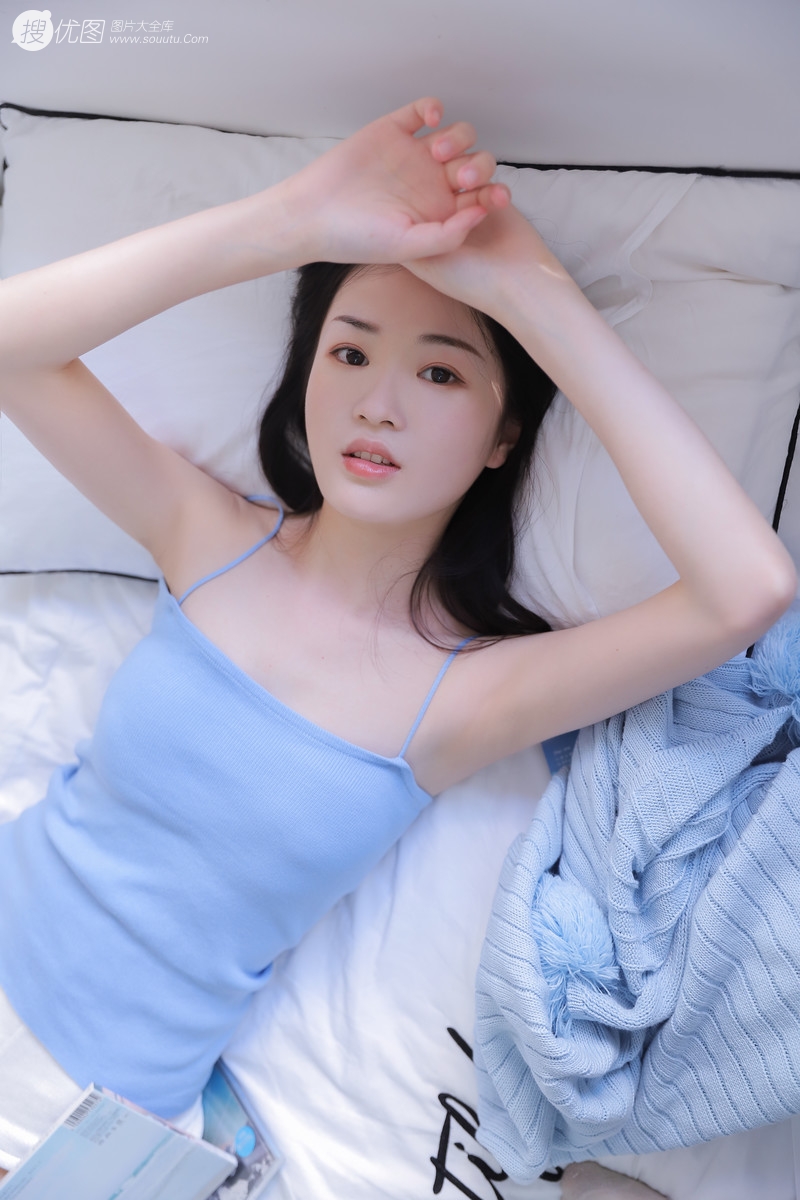 吊带短裤女孩的魅力，可爱型圆脸丸子头少女床上写真图片套图1