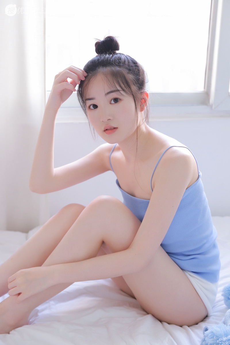 吊带短裤女孩的魅力，可爱型圆脸丸子头少女床上写真图片套图5