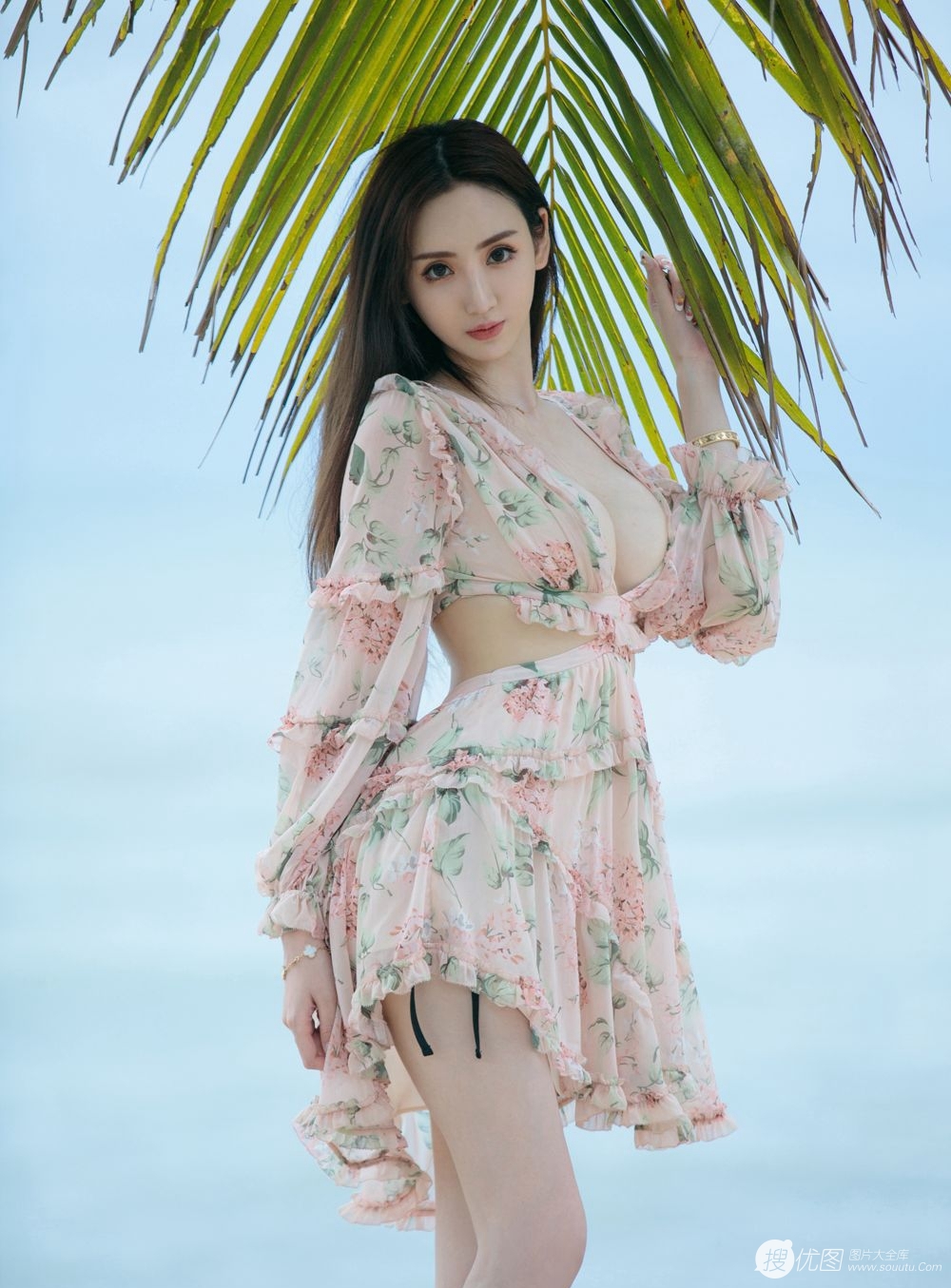 海边的靓丽身影，精致小脸高挑泳装美女于思琪海边比基尼写真图集套图30