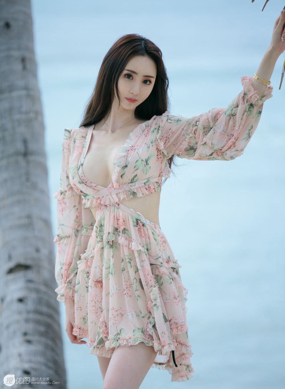 海边的靓丽身影，精致小脸高挑泳装美女于思琪海边比基尼写真图集套图31