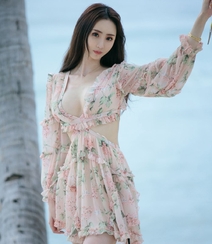 海边的靓丽身影，精致小脸高挑泳装美女于思琪海边比基尼写真图集组图31