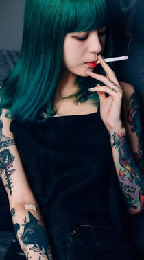 霸气狂拽的社会绿头发纹身美女等高清手机壁纸