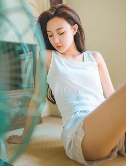 开始想念夏天，穿着清凉美少女私房写真，满满怀旧色彩