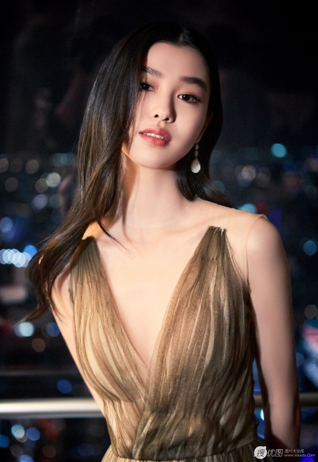 法籍华裔美女模特陈瑜，性感深V露背礼服魅力写真图片图片
