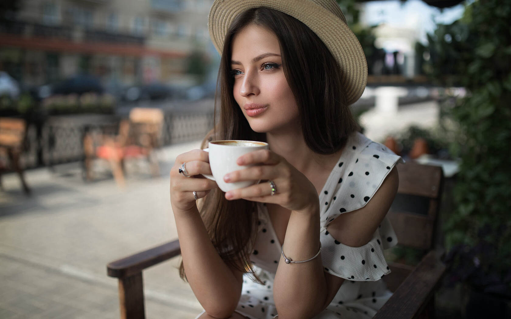 街拍咖啡厅和咖啡的亚洲美女和欧美女生壁纸图片套图5