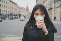 冬季街头，繁华都市的咖啡厅里喝着咖啡的欧美女生高清壁纸
