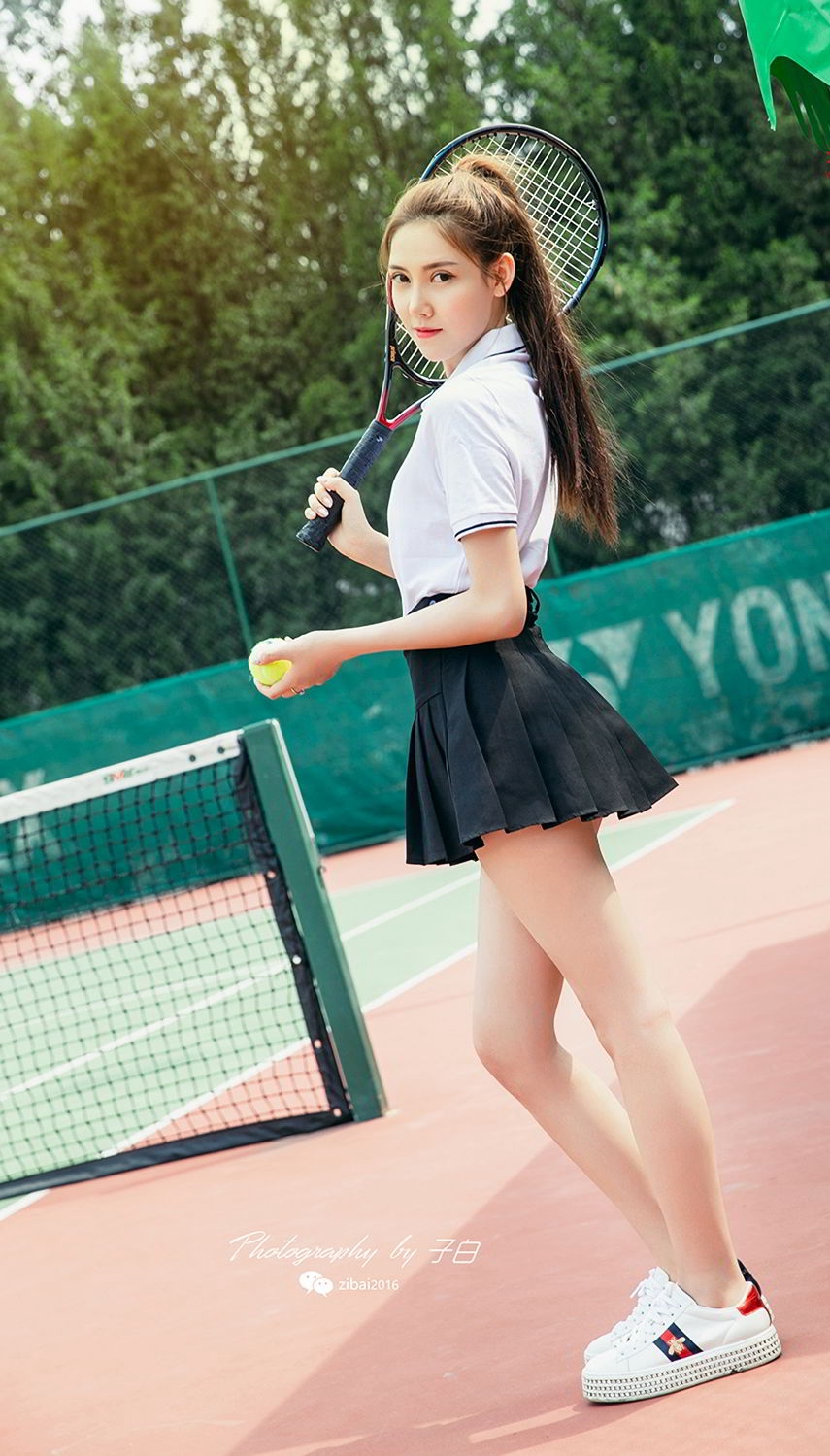 网球美少女冯雪娇白衣短裙网球场美腿诱惑写真图片图片