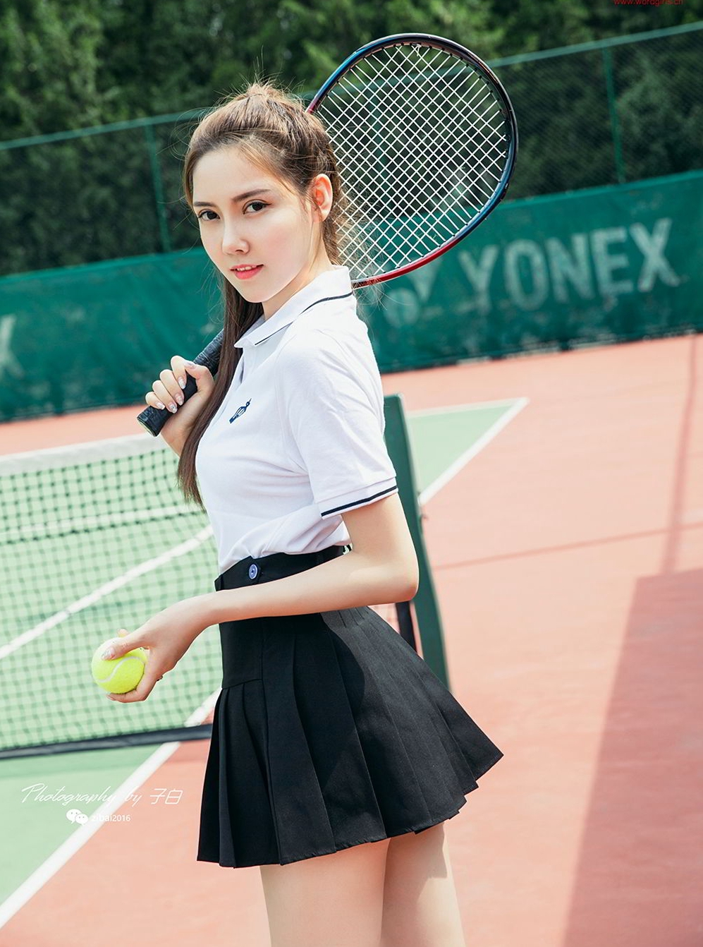 网球美少女冯雪娇白衣短裙网球场美腿诱惑写真图片图片