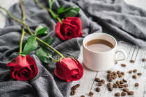 唯美的咖啡配玫瑰的简约电脑壁纸下周