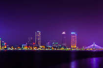 城市上空的紫色灯光唯美城市壁纸