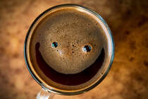 笑脸的星巴克黑咖啡创意壁纸图片