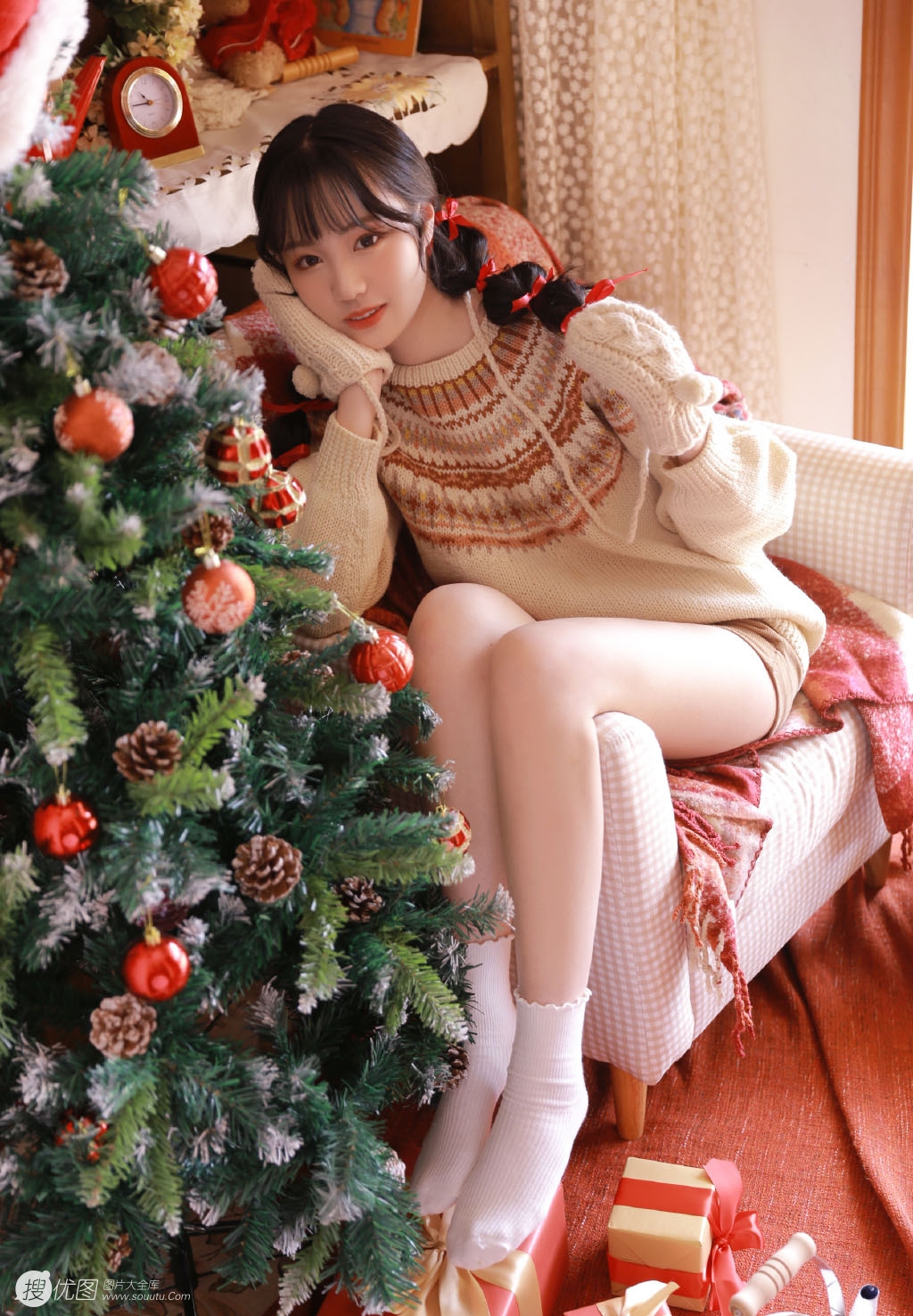 圣诞节美女图片，圣诞树前超美少女毛衣短裤私房写真图片图片