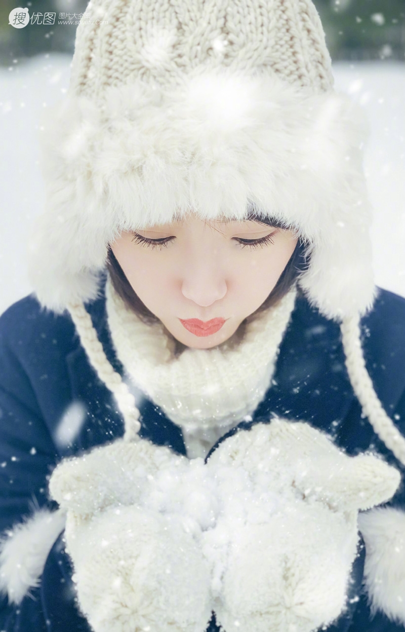 毛晓彤白帽毛衣在雪中唯美高清写真，享受雪中的乐趣图片