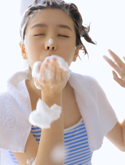 台湾美女李凯馨古灵精怪洗头玩泡泡写真图片