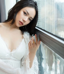 性感90后美女予念纯白色吊带睡裙的惊喜私房写真图片组图14