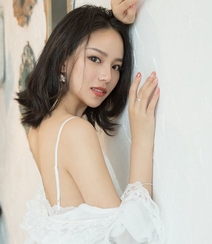 性感90后美女予念纯白色吊带睡裙的惊喜私房写真图片组图24