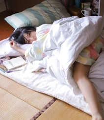 不愿起床的漂亮短发萌妹子，穿着睡袍床上可爱写真图片组图7