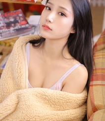 黑直长发美少女，性感可爱低胸背心沙发上迷人写真图片组图2