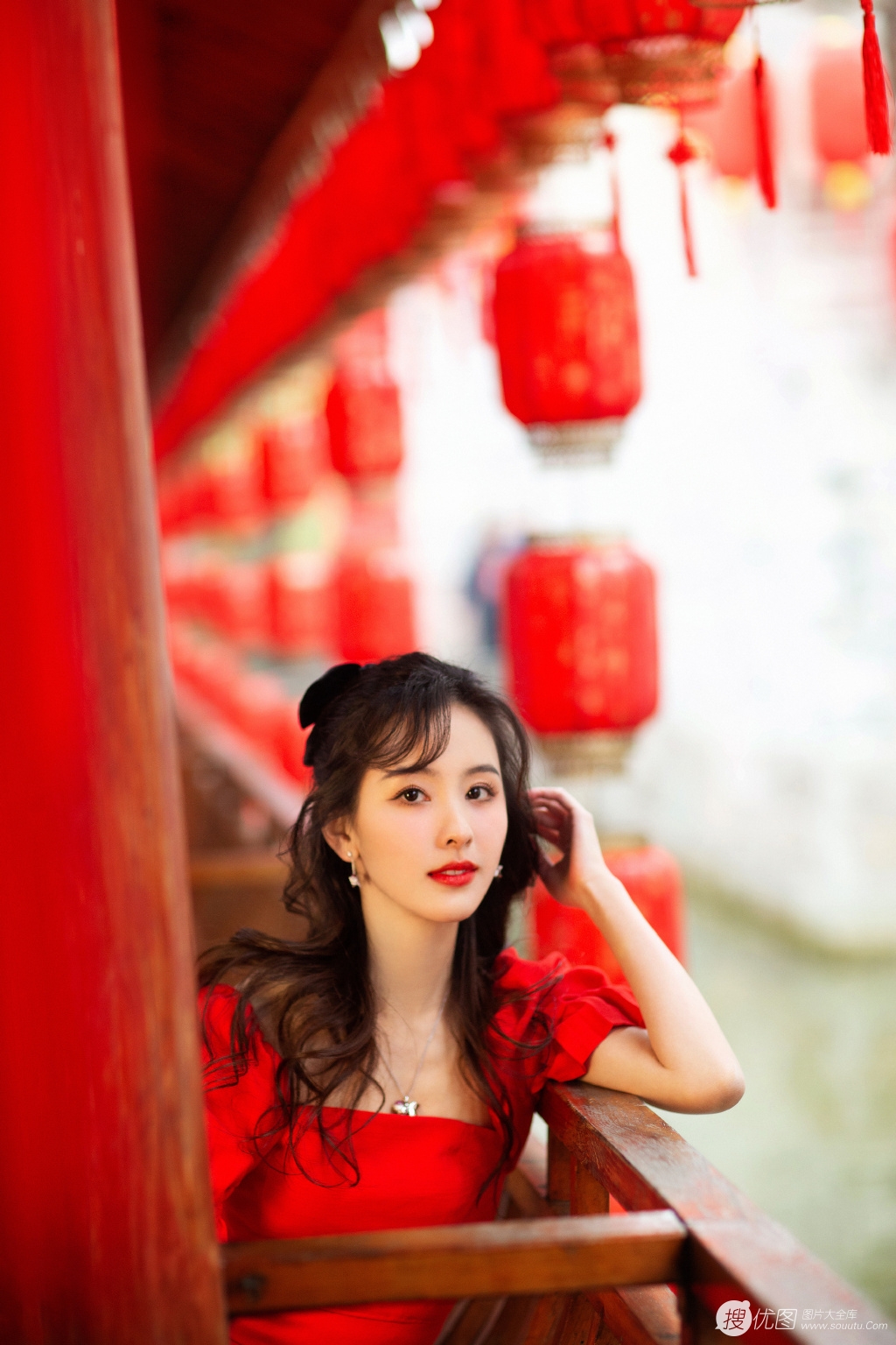 陈都灵超美红衣长裙参加节目舞台写真，身材婀娜，楚楚动人图片