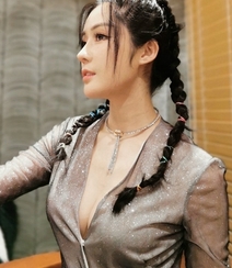 汤晶媚性感图片，美女演员汤晶媚深v长裙性感丰满写真图片