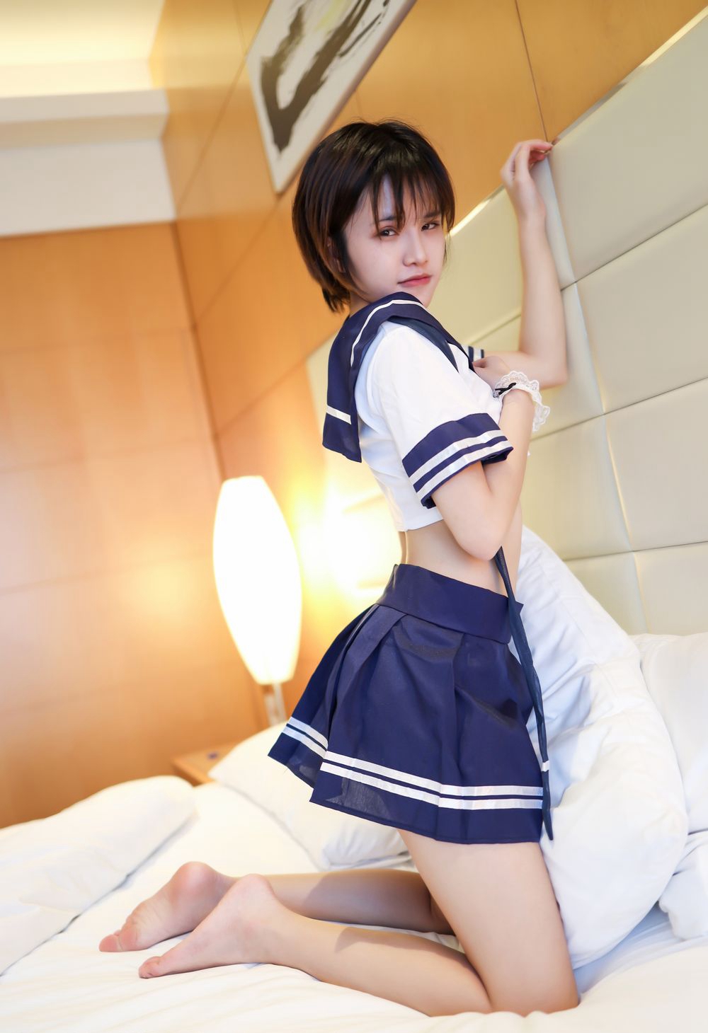 小巧玲珑短发美女小姿性感制服短裙私房床上写真美图套图13