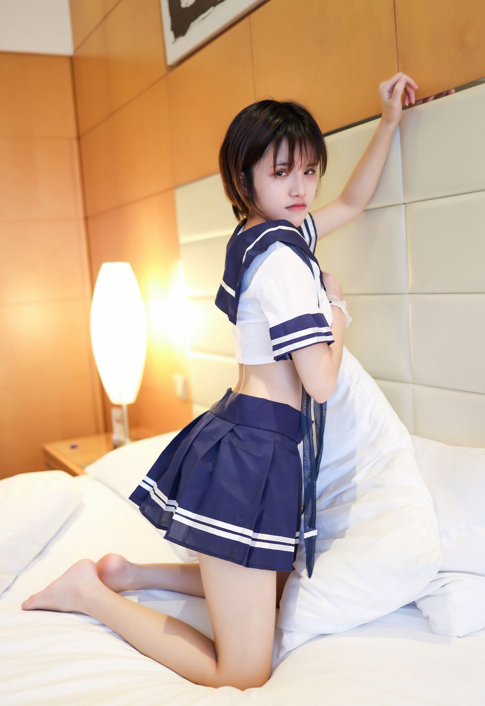 小巧玲珑短发美女小姿性感制服短裙私房床上写真美图套图12