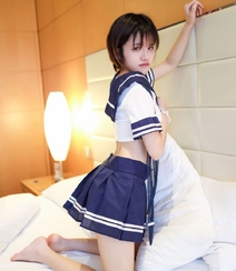 小巧玲珑短发美女小姿性感制服短裙私房床上写真美图组图12