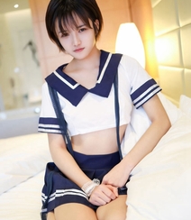 小巧玲珑短发美女小姿性感制服短裙私房床上写真美图