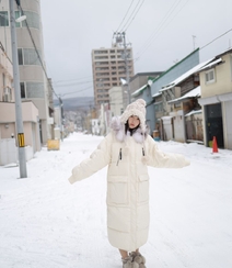 冰天雪地里的动人女孩，丰满童颜美女徐微微性感户外敬业写真图片组图2