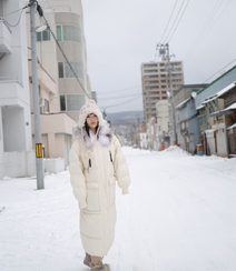 冰天雪地里的动人女孩，丰满童颜美女徐微微性感户外敬业写真图片组图4