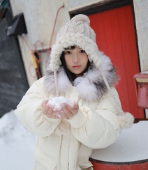 冰天雪地里的动人女孩，丰满童颜美女徐微微性感户外敬业写真图片组图6