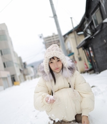 冰天雪地里的动人女孩，丰满童颜美女徐微微性感户外敬业写真图片组图7