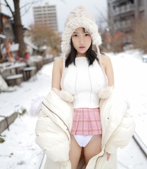 冰天雪地里的动人女孩，丰满童颜美女徐微微性感户外敬业写真图片组图27