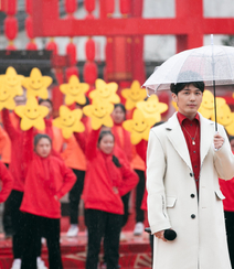 白宇冒雨参加活动现场写真，着白色风衣拿雨伞干净帅气组图6