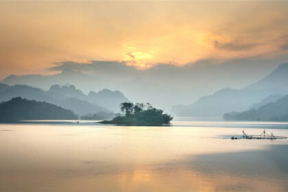 湖中山水景色，如中国画般的湖中山水景色桌面壁纸图片