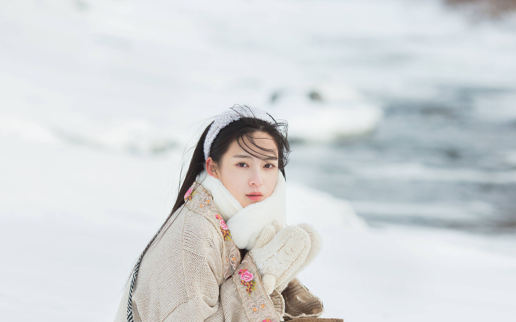 雪山中的清丽女孩唯美桌面壁纸，冷冬中那一抹靓丽身影，不被尘世沾染套图4