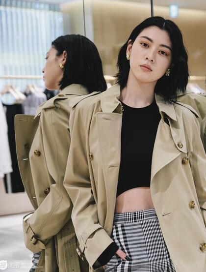 三吉彩花逛服装店试衣写真图片，纤细身材加小蛮腰会穿会搭