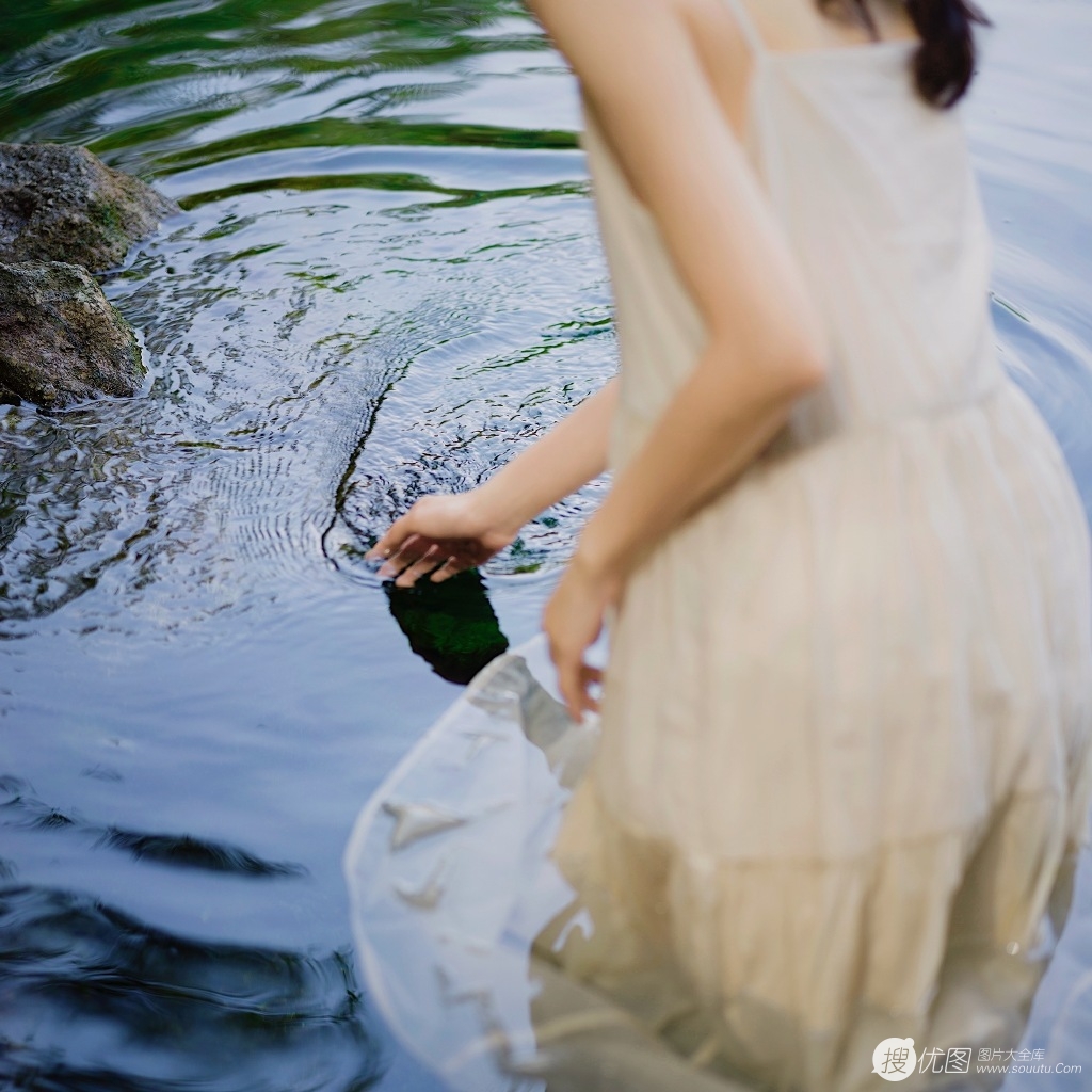 山间溪流中的极品春色，吊带白裙长发小仙女溪流戏水湿身写真图片套图5