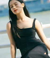 张婧仪吊带低胸黑色连衣长裙性感妩媚户外写真图片