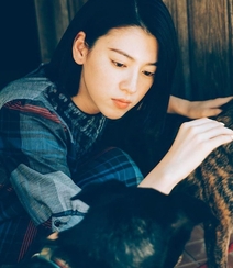 三吉彩花复古迷人写真，生活照，享受惬意生活，体会百味人生