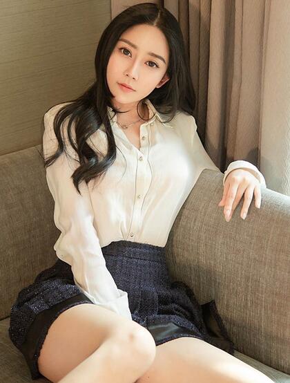 长发气质性感美腿美女小戴白衫短裙居家沙发写真图片集